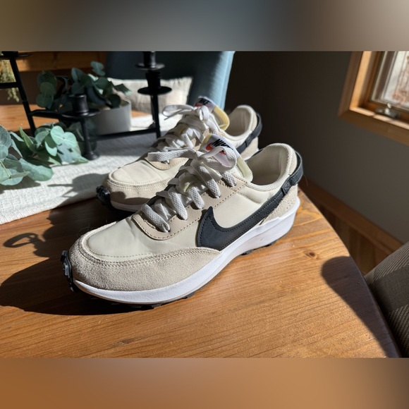 EUC - WOMEN'S NIKE WAFFLE DEBUT SNEAKERS - Picture 5 of 12